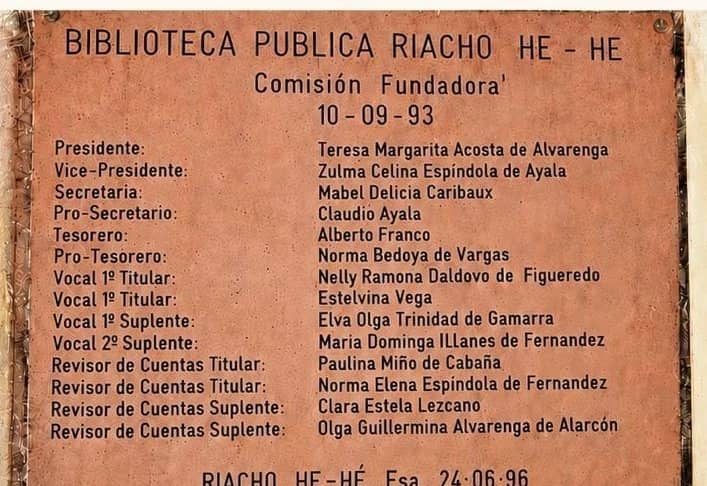 Placa de cobre de la Comisión Fundadora de la Biblioteca Pública de Riacho He Hé, fechada el 10 de septiembre de 1993. En la lista, Norma Bedoya de Vargas aparece como pro-tesorera.